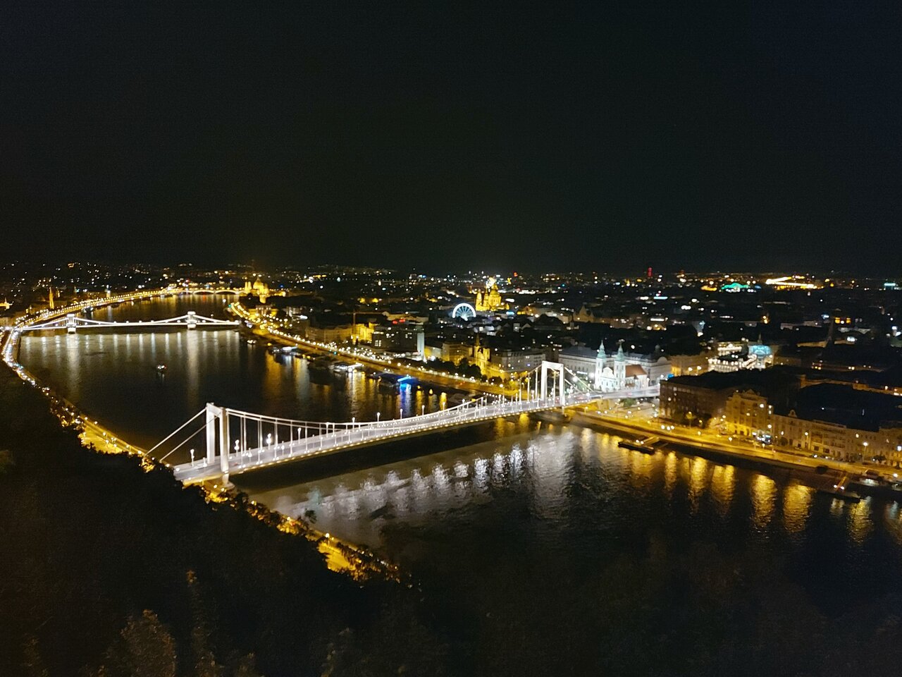 Elisabeth Bridge at night